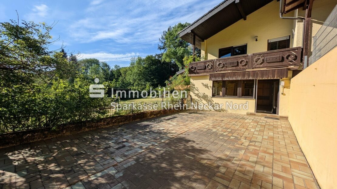 Große sonnige Terrasse mit Blick auf das Haus