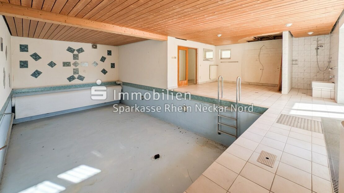 Schwimmbad-/Saunabereich mit Bick auf Pool