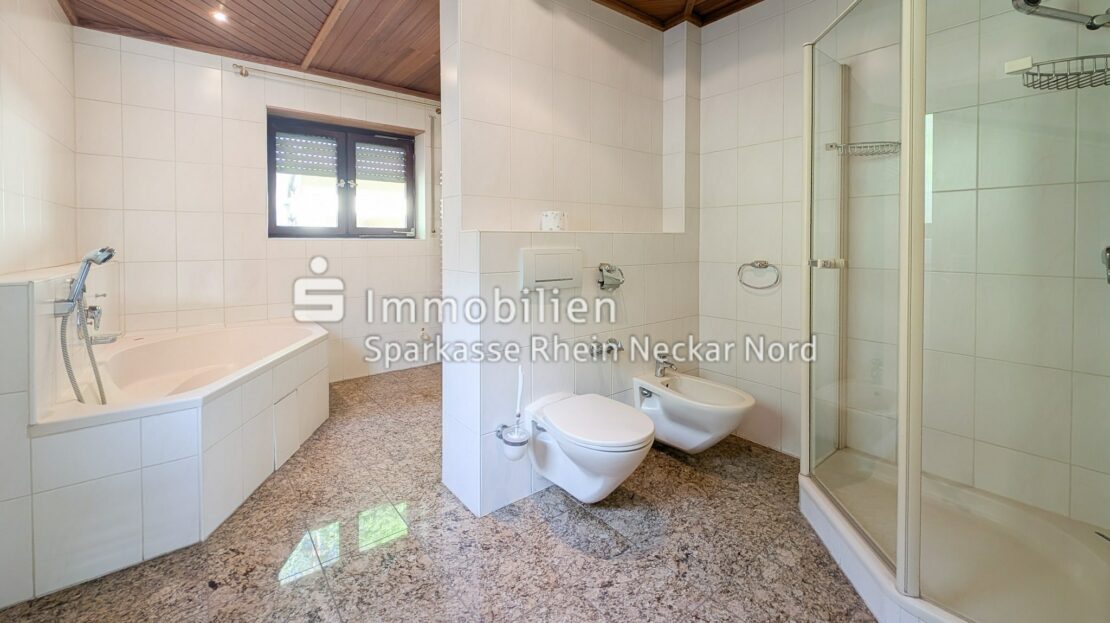Badezimmer mit Dusche und Eckbadewanne