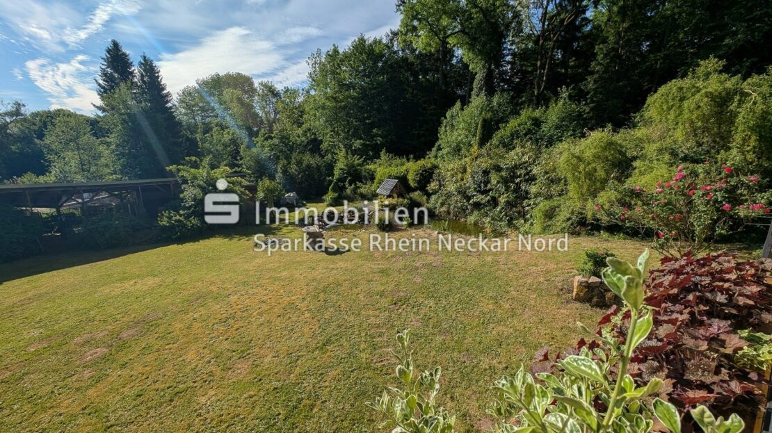 Blick von der Terrasse in den Garten