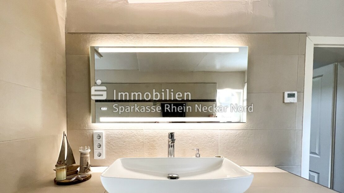 Waschtisch im modernen beigen Design