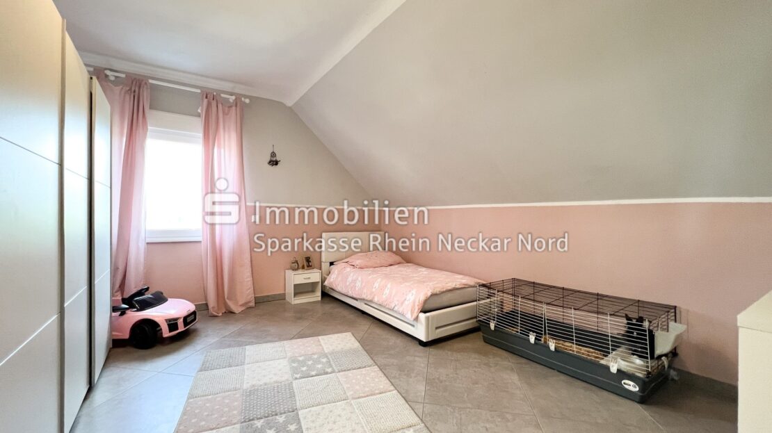 großes geräumiges Kinderzimmer