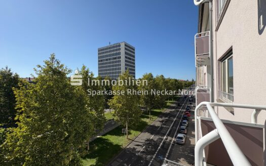 MEHR LAGE GEHT NICHT: 2,5 Zimmer mit Garage und zwei Balkonen