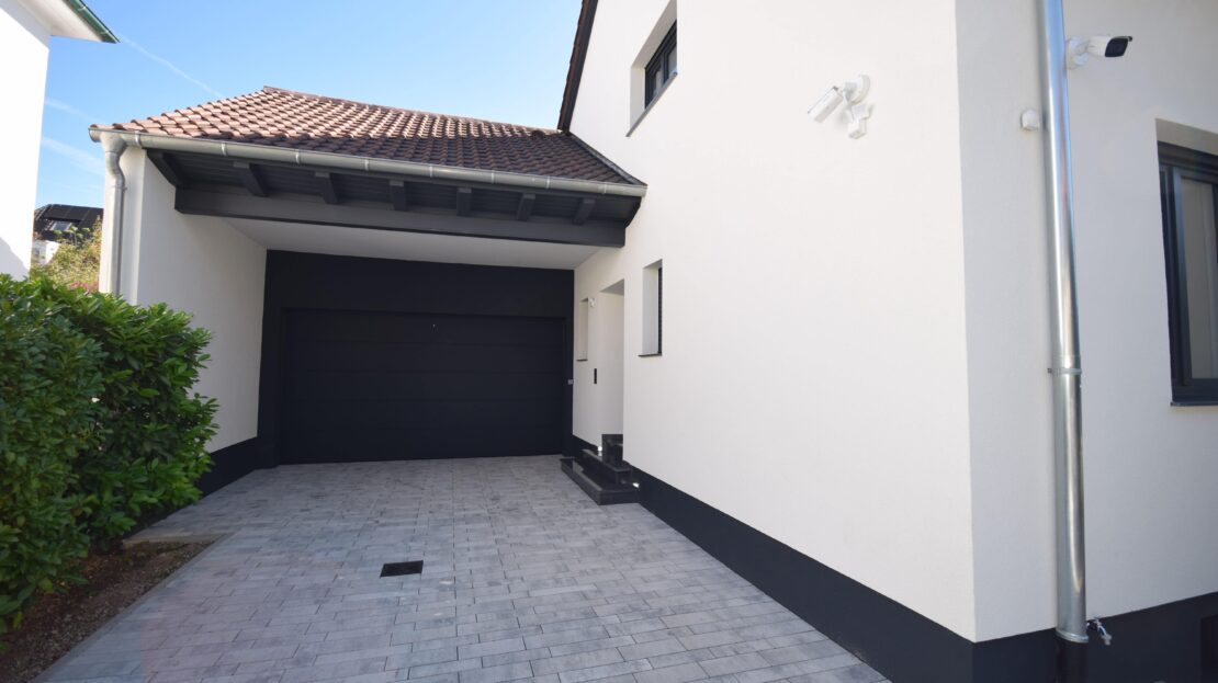 Garage und Stellplatz