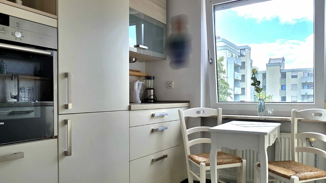 Küche mit Einbauküche