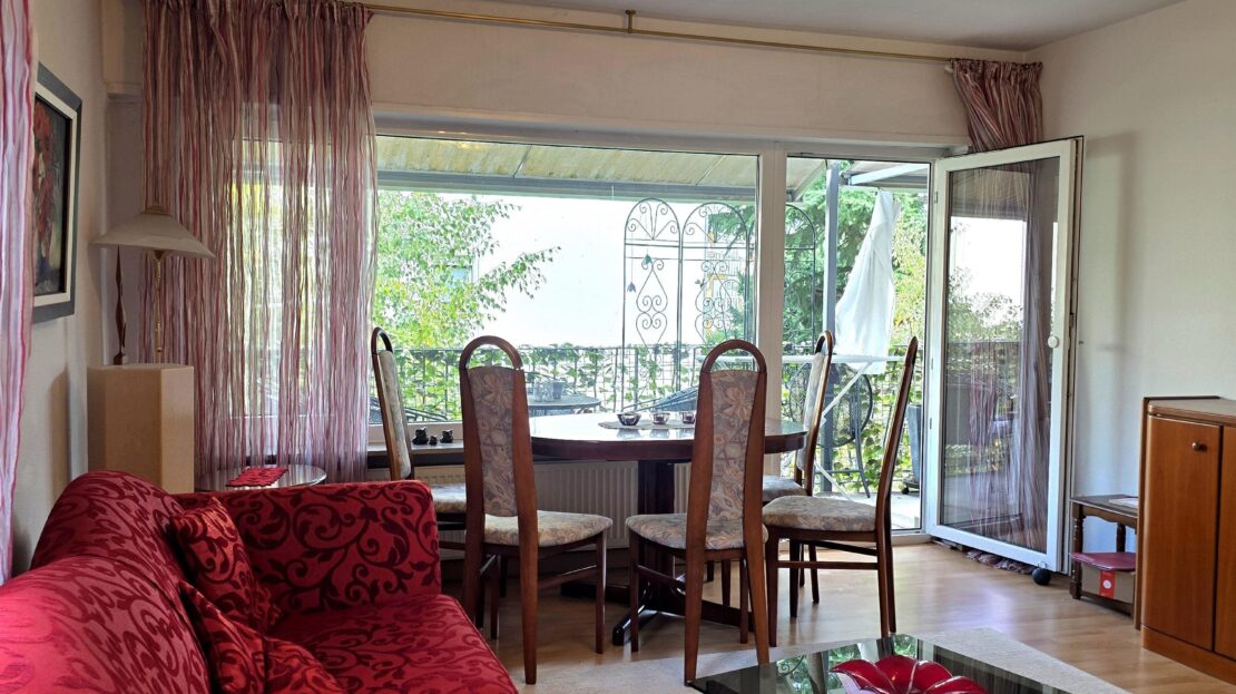 Wohnzimmer: Blick auf Balkon