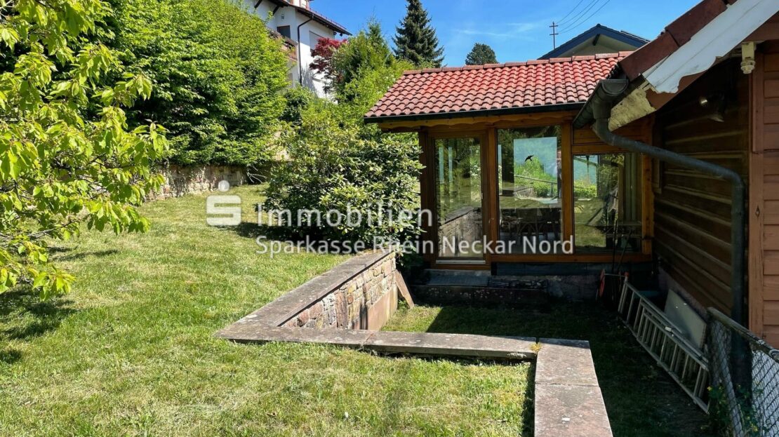 Gartenansicht mit Wintergarten