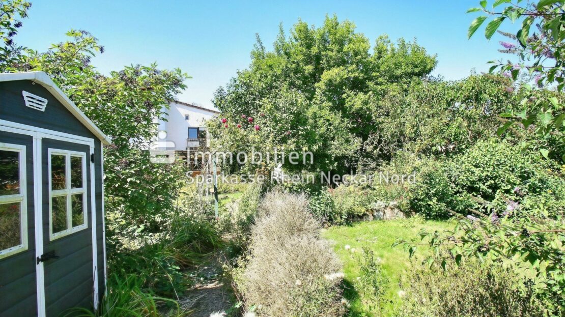 Gerätehaus und Garten