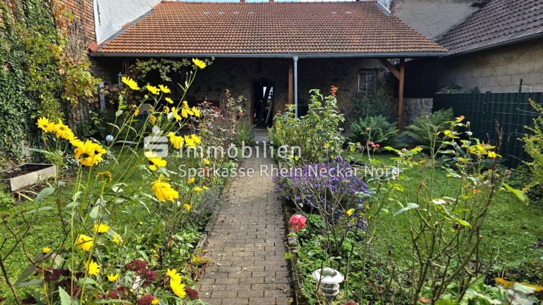 blühender Gartenweg + Scheune