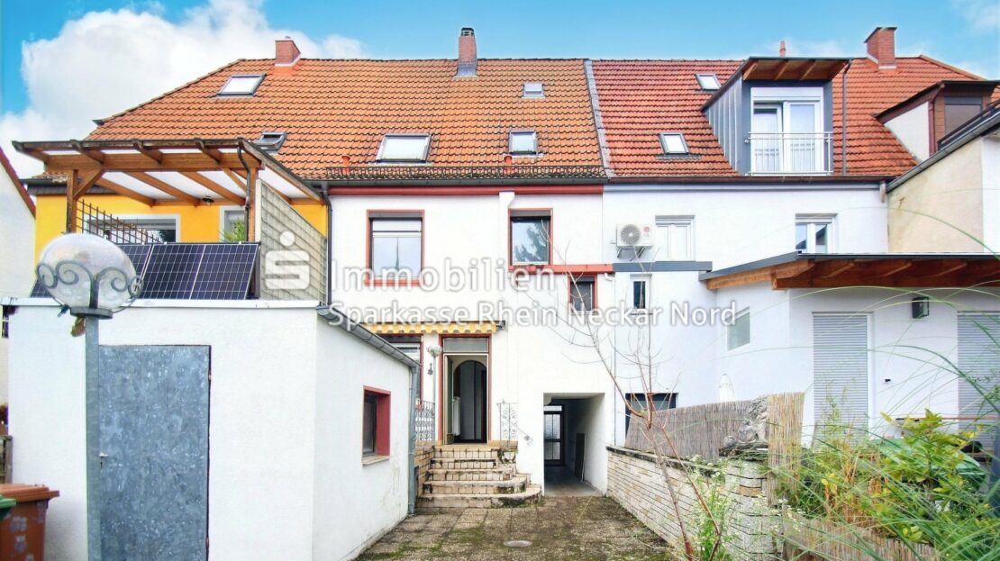 Hausrückseite mit Gerätehaus