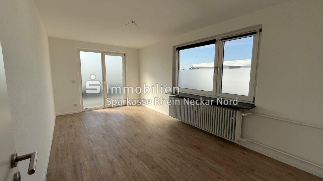 Wohnzimmer mit Blick zum Balkon