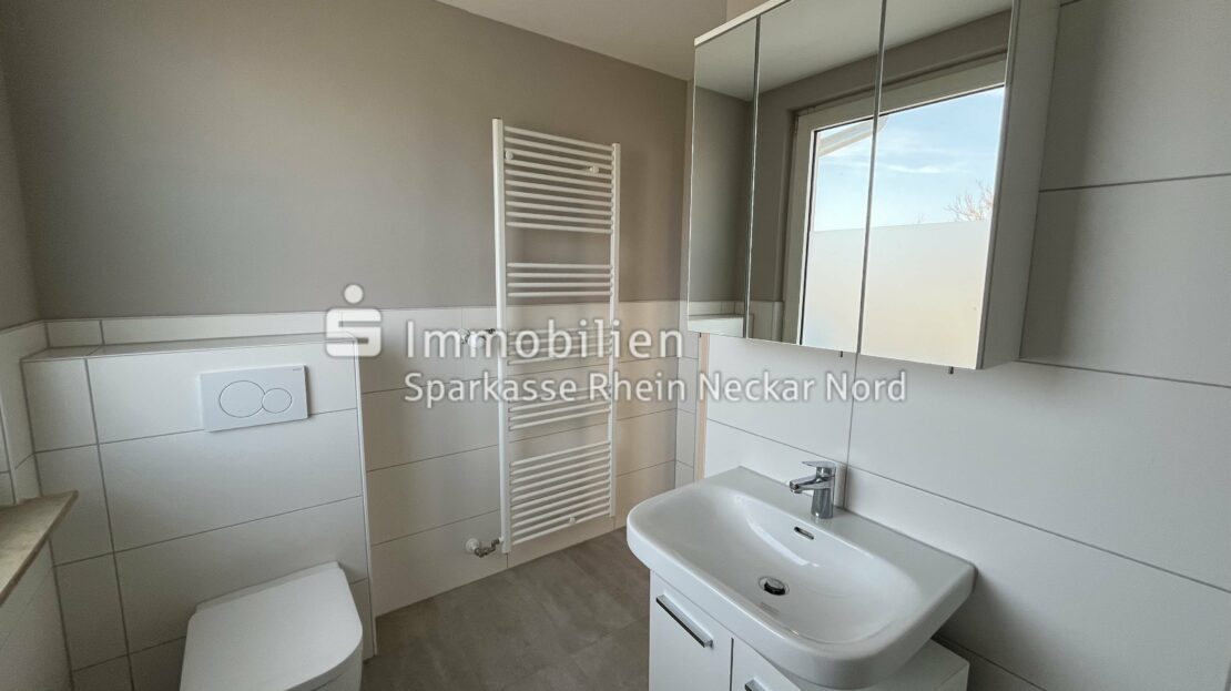 Badezimmer mit Blick zum Flur