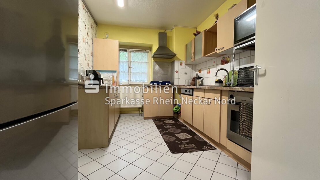 Küche mit Fenster zum Innenhof