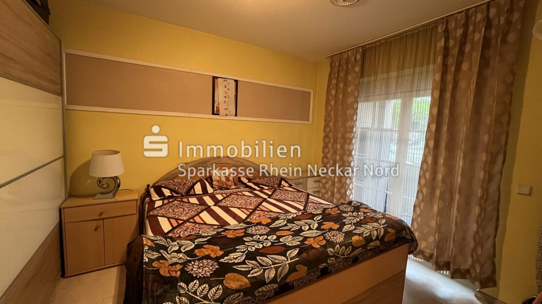 Kinderzimmer mit Blick zum Balkon