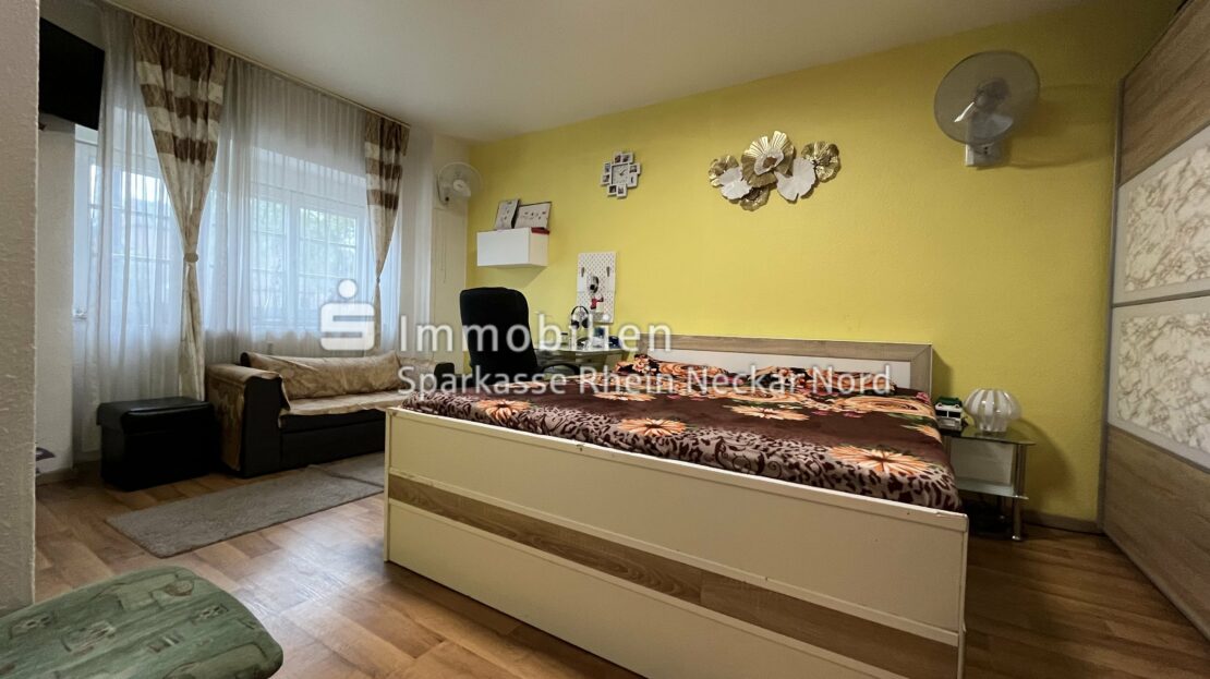 Schlafzimmer mit großer Fensterfront