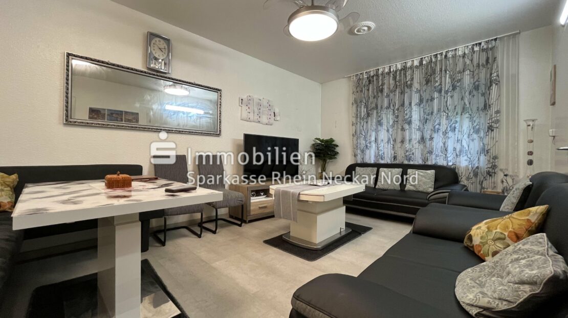 Wohnzimmer mit Fenster zum Innenhof