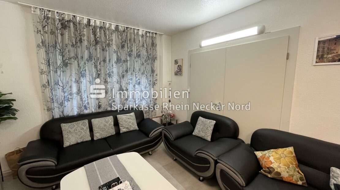 Wohnzimmer mit Durchgangstür zur Küche