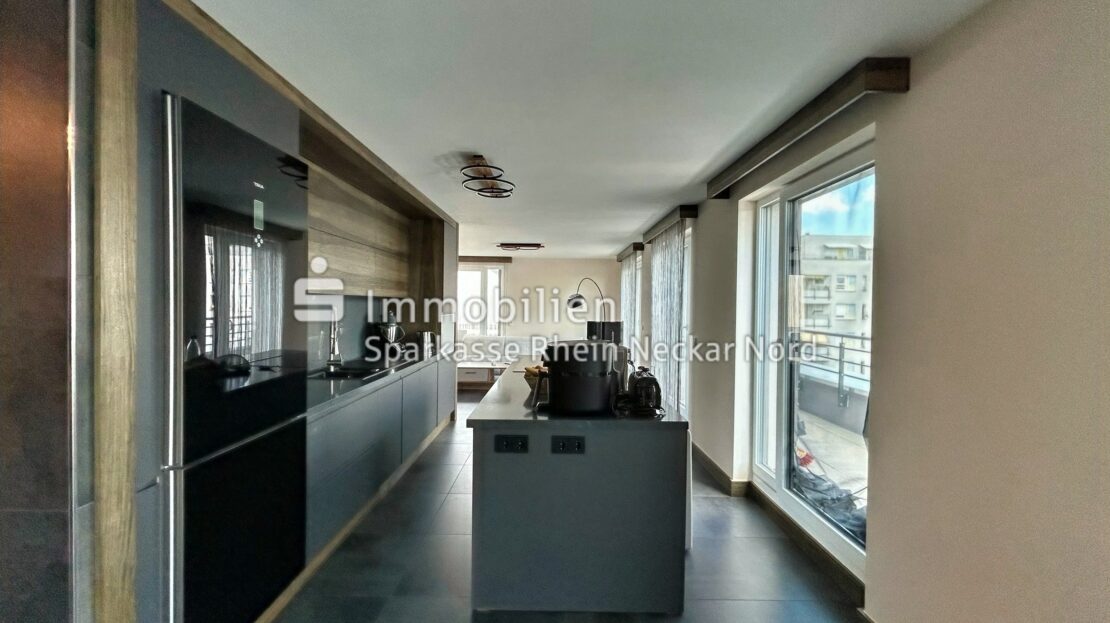 Einbauküche mit Kochinsel