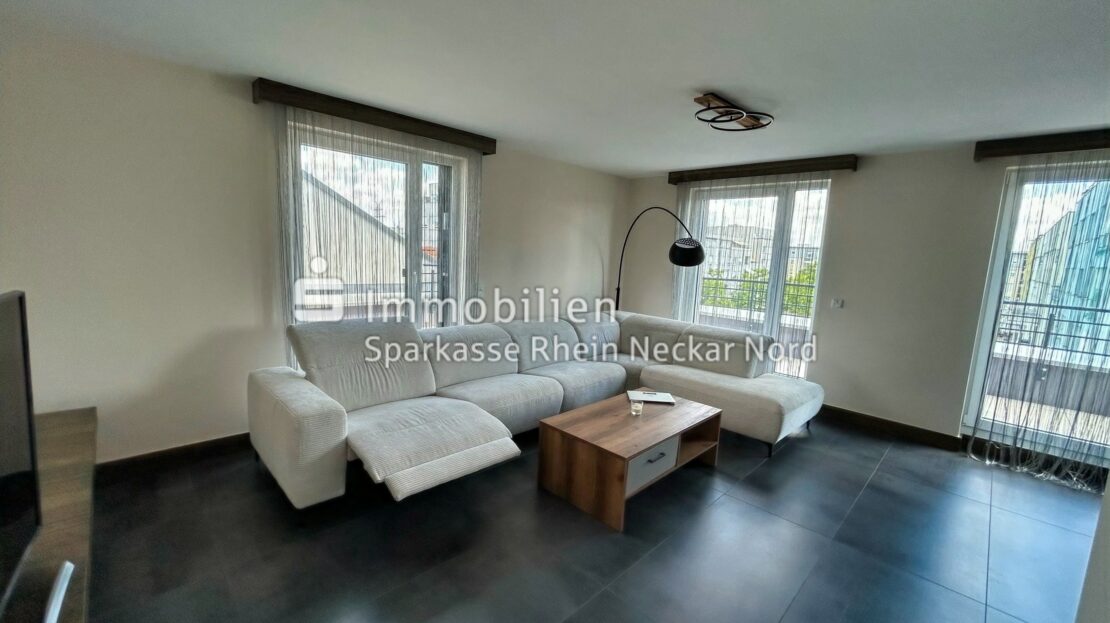 Wohnbereich mit Fensterfront