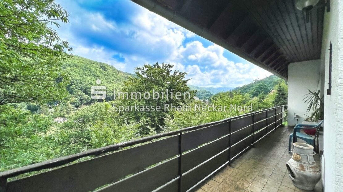 Balkon mit Blick übers Tal