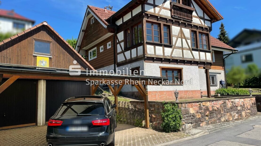 Hausansicht vorne mit Garage