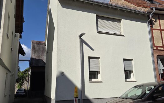 Interessante Alternative zur Eigentumswohnung -Kleine Doppelhaushälfte mit Scheune