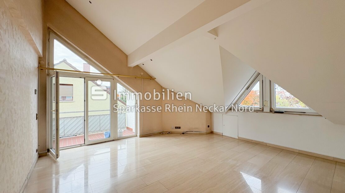 Wohnzimmer mit Balkon-Zugang