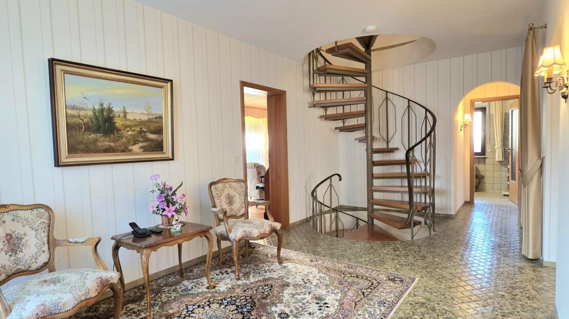 Flur Erdgeschoss mit Treppe