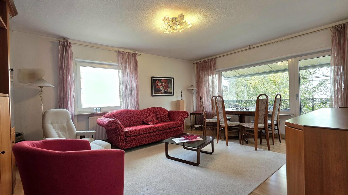 Blick ins Wohnzimmer mit Balko