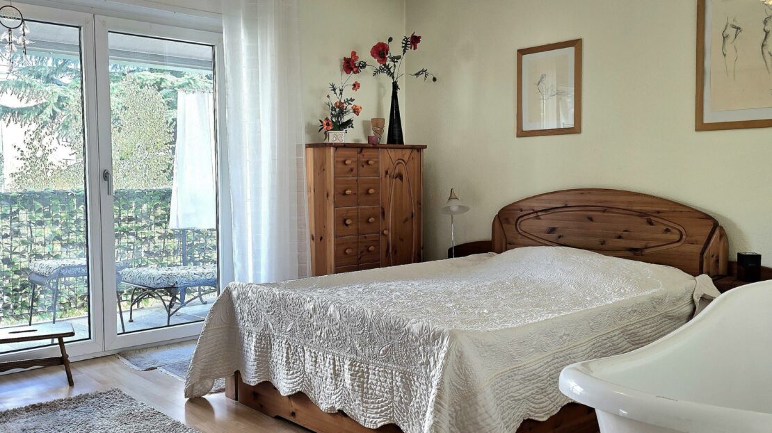 Schlafzimmer mit Badewanne