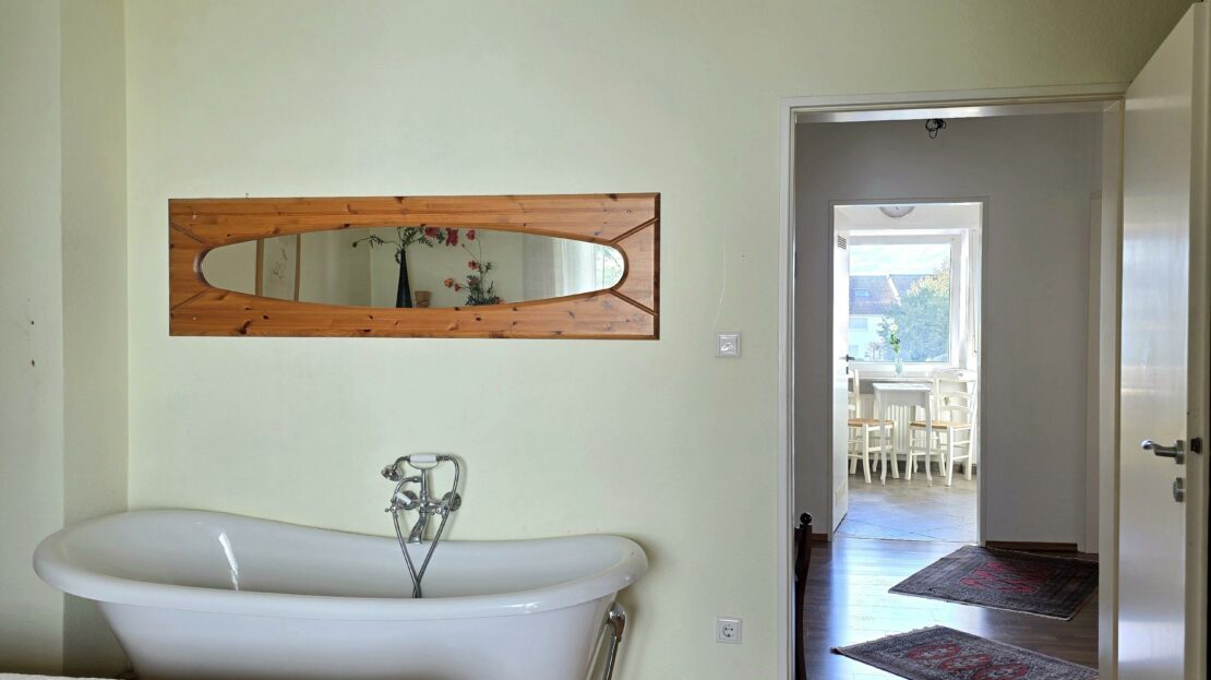 Schlafzimmer mit Badewanne