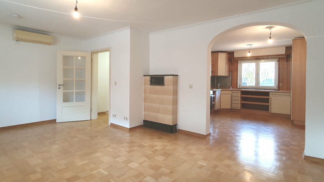 Blick v. Wohnraum in die Küche