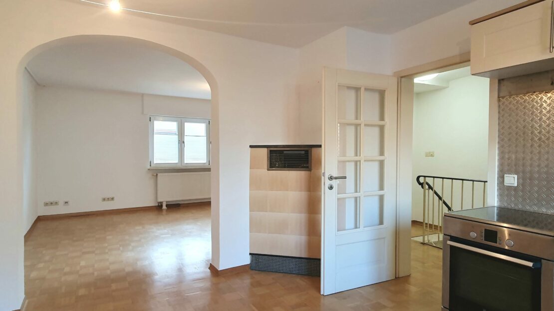 Blick von Küche in Wohnraum