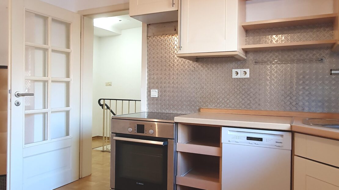 Küche mit Tür zur Diele