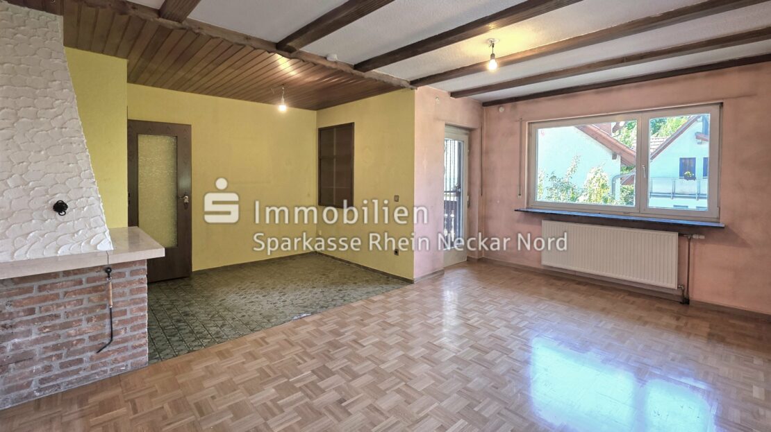 Wohnzimmer mit Kamin im OG