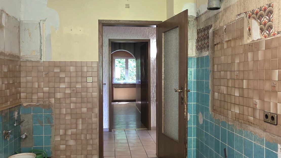 Blick in die Küche und Diele im Obergeschoss