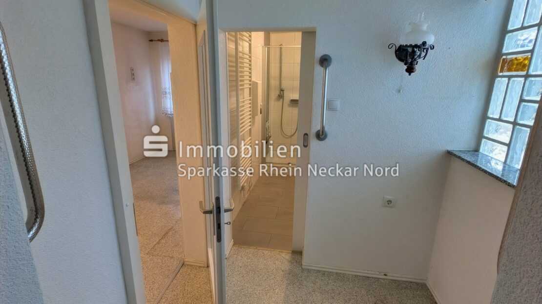 Flur zu Bad u. Küche