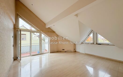 Wohnzimmer mit Balkon-Zugang