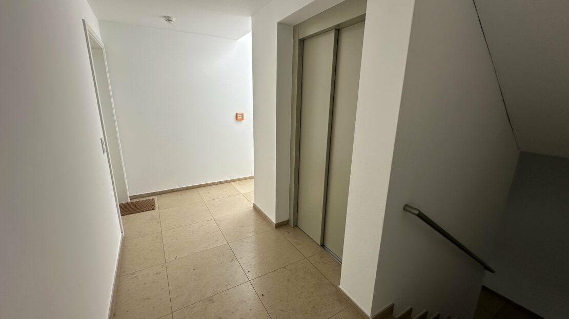 10 Treppenhaus mit Aufzug