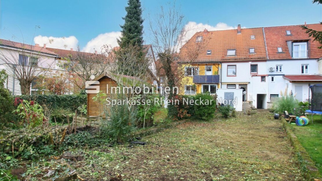 Blick vom Garten auf Häuser