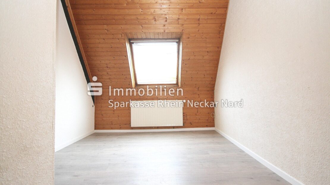 Zimmer mit neuem Laminat DG