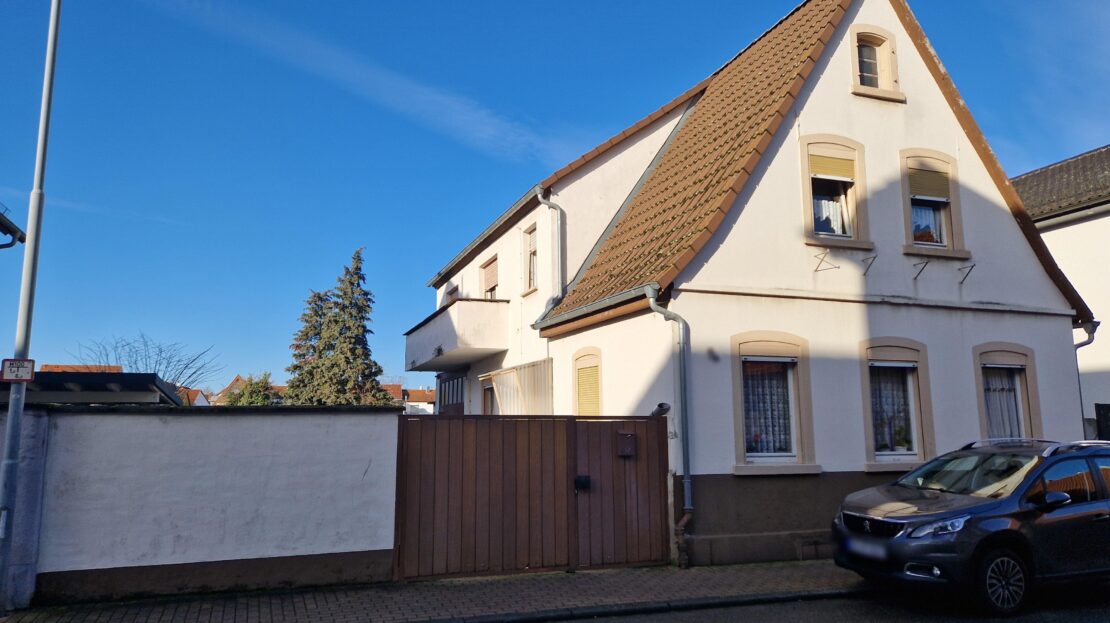 Hausansicht von der Straße aus