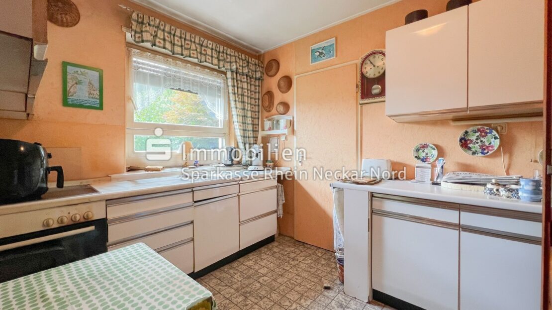 Küche mit Blick ins Grün