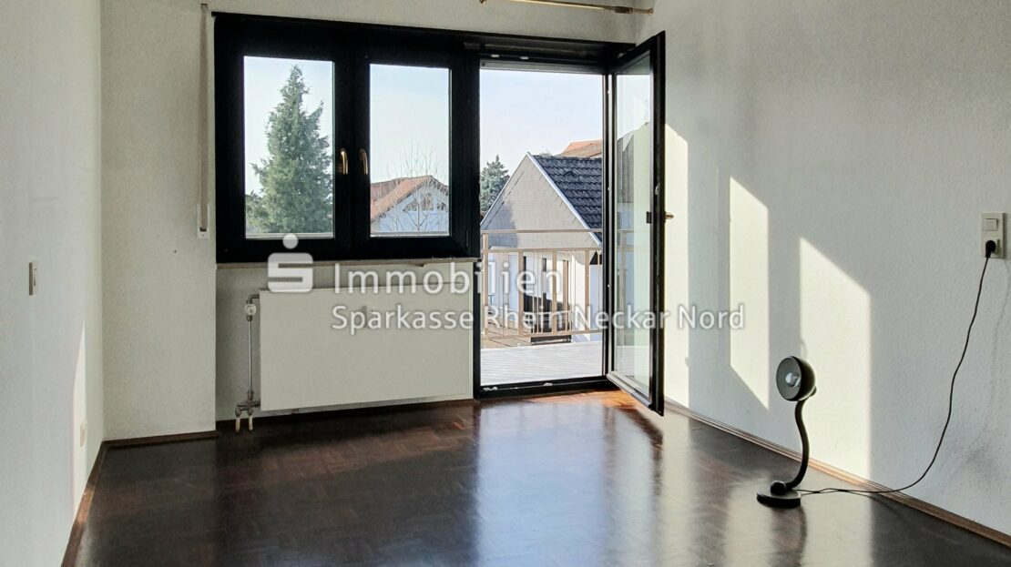 OG: Schlafraum mit Balkontür