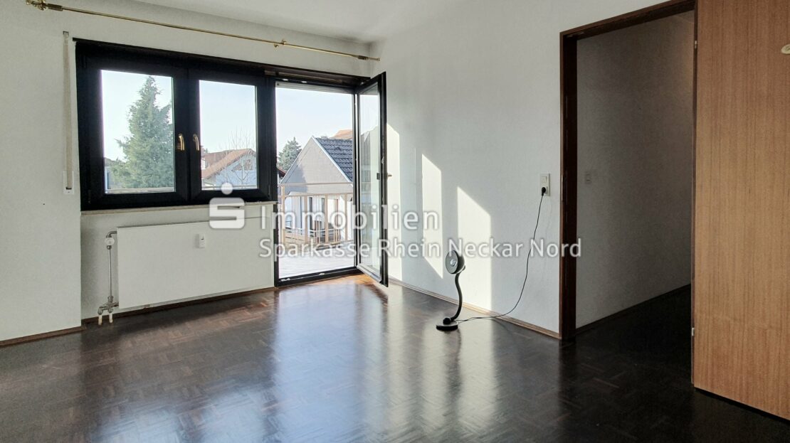 OG: Schlafraum mit Balkontür