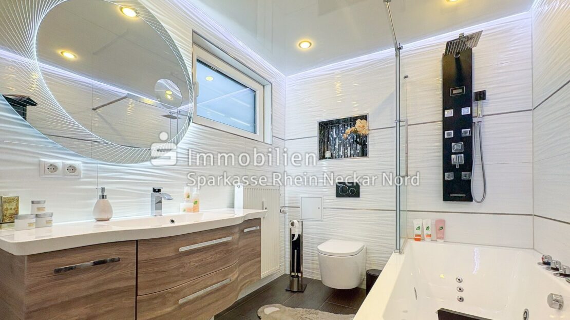 Badezimmer mit Fenster