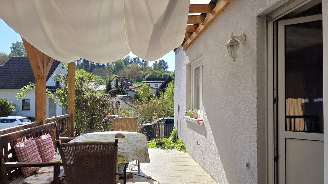 überdachte Sitzterrasse