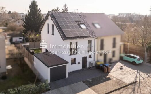 Erstklassiges Wohnen auf drei Ebenen mit Terrasse, Garten und Garage