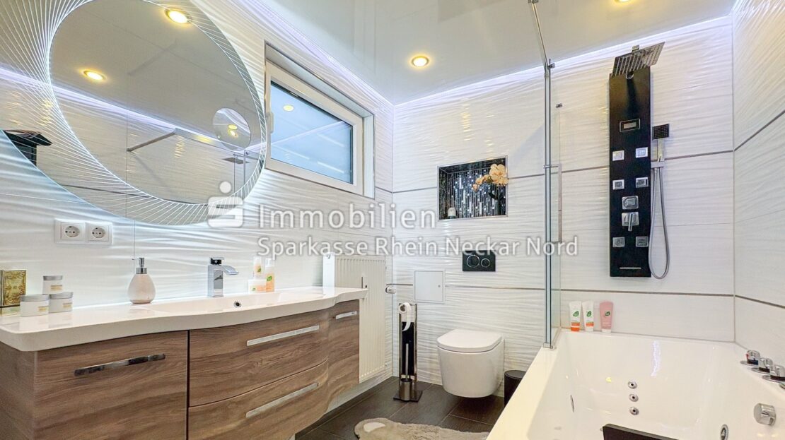 Badezimmer mit Fenster