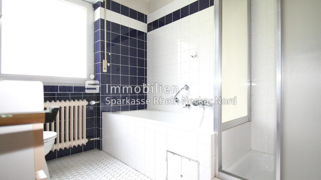 ... mit Wanne und Dusche